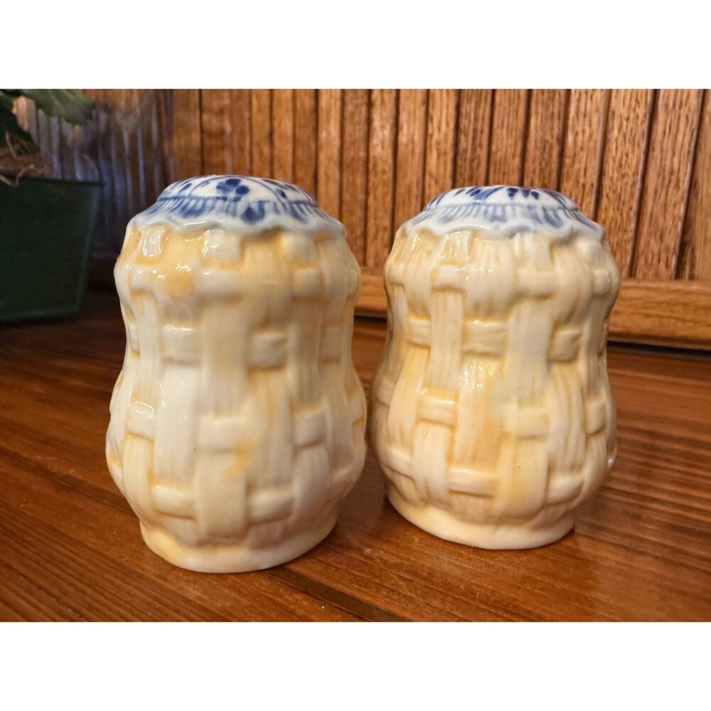 Vintage Strawberry Basket Salt Pepper Shakers Ceramic Dominica Cottagecore - Picture 3 of 7